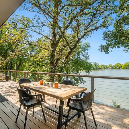 Lakefront Retreat~Hot Tub~Game Room~Fire Pit~ Bbq
